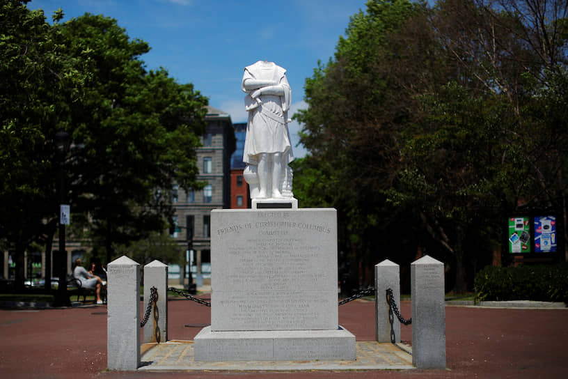 Обезглавленная статуя Христофора Колумба в Бостоне (США)