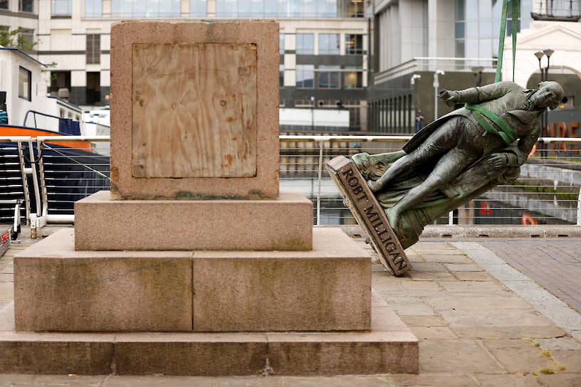 Демонтаж статуи Роберта Миллигана в Лондоне (Великобритания)