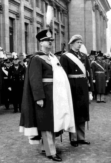«В нашей политической истории,— говорил, выступая в парламенте, румынский премьер-министр Тэтэреску,— мне не известен более мучительный вопрос, поставленный перед королем и его советниками» (на фото — король Кароль II (слева) и кронпринц Михай. Бухарест, 14 марта 1939 года)