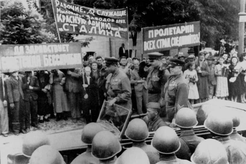 «Трудящиеся массы,— докладывало командование КОВО,— оказывали всемерное содействие Красной Армии» (на фото — парад в Кишиневе. 4 июля 1940 года)