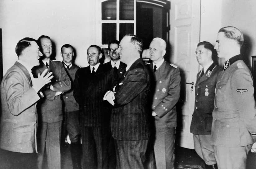 «Во время разграничения взаимных сфер интересов в Восточной Европе,— писал Риббентроп (на фото — в центре) Гитлеру 24 июня 1940 года,— Советы подчеркнули свою заинтересованность в Бессарабии»
