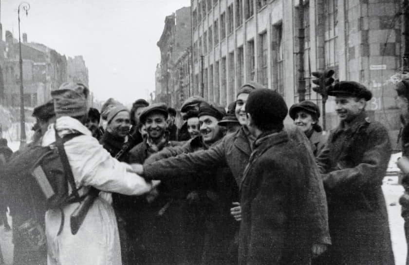 Жители освобожденной Варшавы с красноармейцами, которые «не принесли полякам свободы»