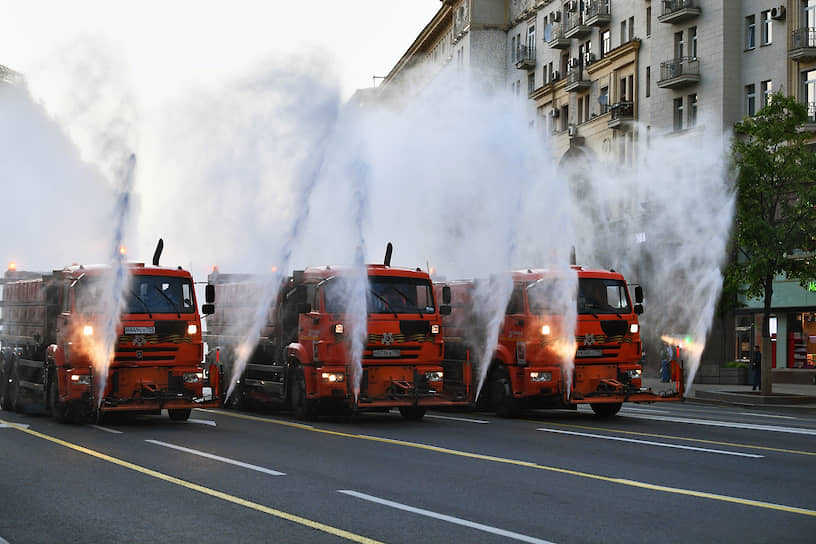 Москва. Поливальные машины на Тверской улице перед проездом военной техники