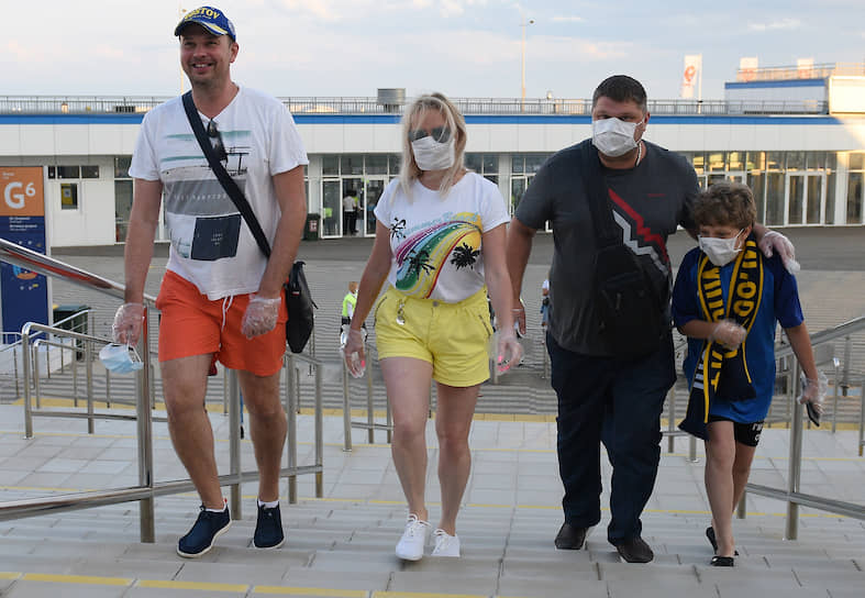 Болельщики в масках перед началом матча «Сочи»—«Ростов»