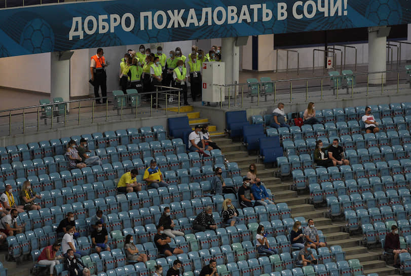 Болельщики на трибунах во время матча «Сочи»—«Ростов»
