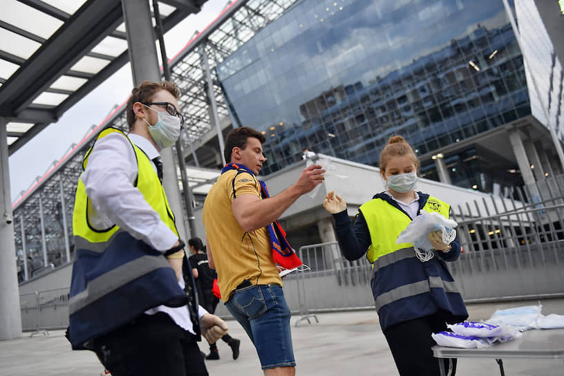 Сотрудники стадиона раздают медицинские маски и перчатки тем, кто собирается посмотреть матч между ЦСКА и «Зенитом»