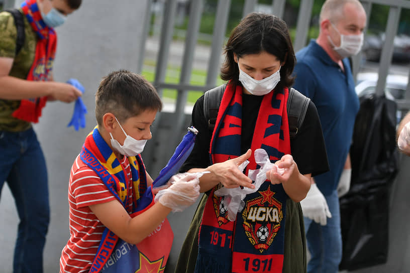 Зрители матча между ЦСКА и «Зенитом» во время прохода на стадион