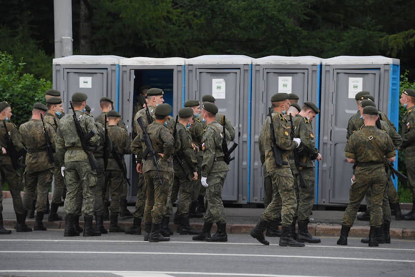 Военнослужащие возле уличных туалетов перед началом репетиции парада