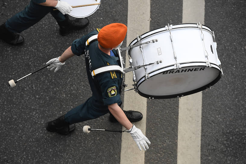 Движение открыли барабанщики, за ними под звуки сводного оркестра из 900 музыкантов парадным шагом прошли 14 тыс. военнослужащих