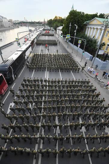 Военнослужащие перед началом репетиции парада 17 июня