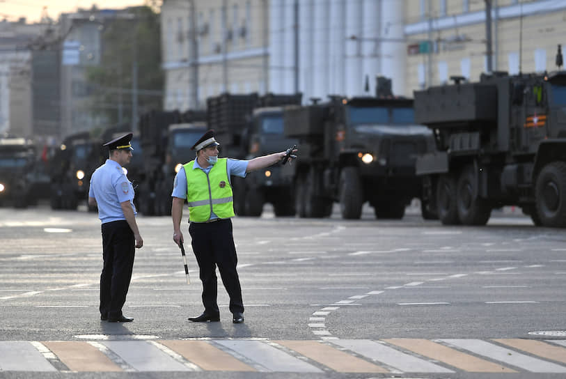 Проезд военной техники в районе улицы Красная Пресня