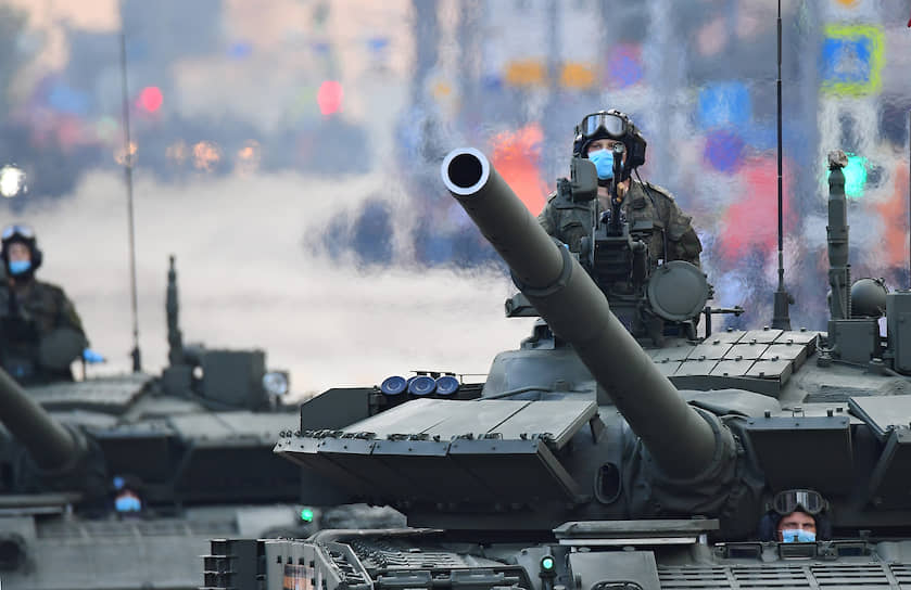 Среди военной техники — глубокомодернизированные танки Т-90М и Т-80БВМ, боевые машины пехоты, в том числе «Армата» с боевым модулем «Кинжал», зенитно-ракетные и зенитно-артиллерийские комплексы «Бук-М3», «Деривация-ПВО»
