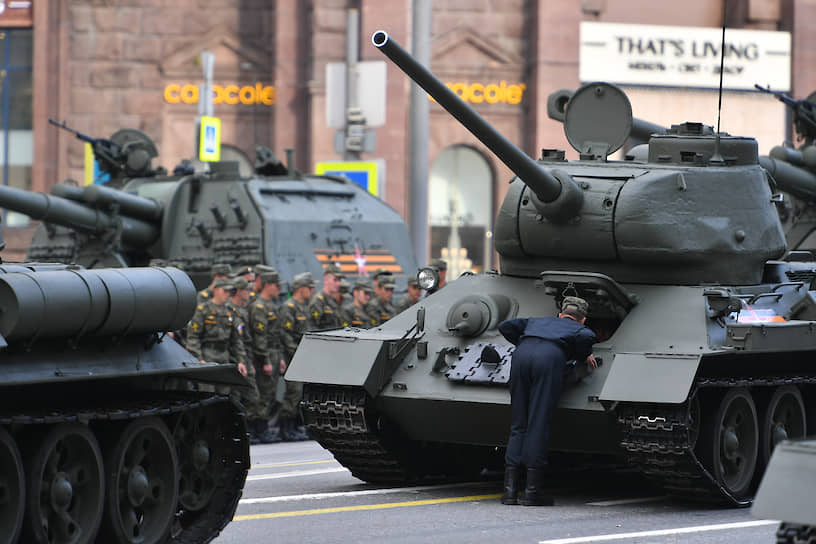 Проезд боевой техники по Тверской улице 20 июня
