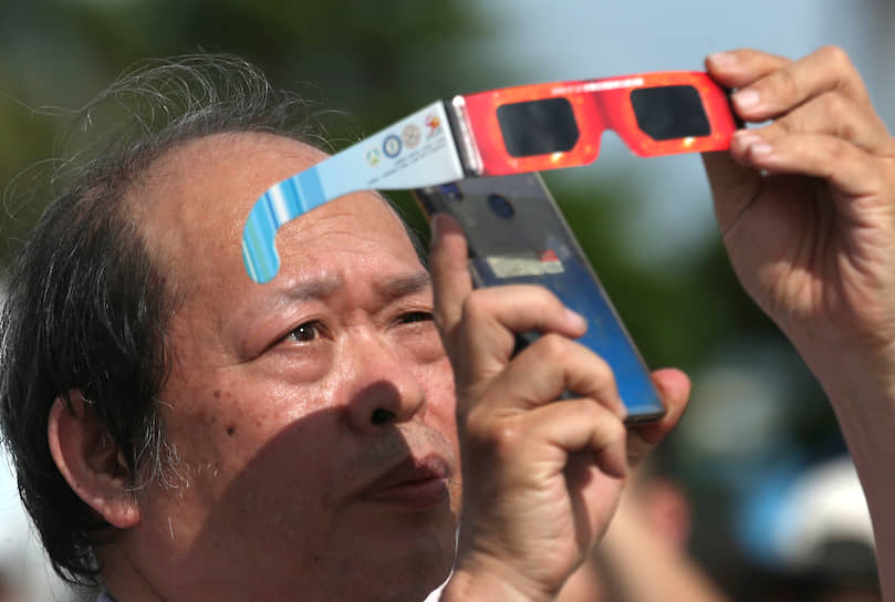 Мужчина на Тайване фотографирует редкое явление через темные очки