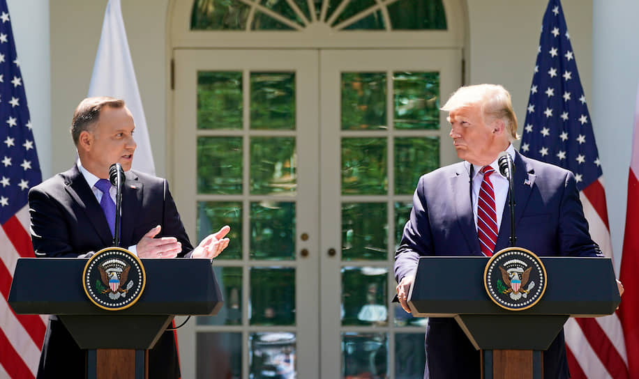 Президент Польши Анджей Дуда (слева) и президент США Дональд Трамп