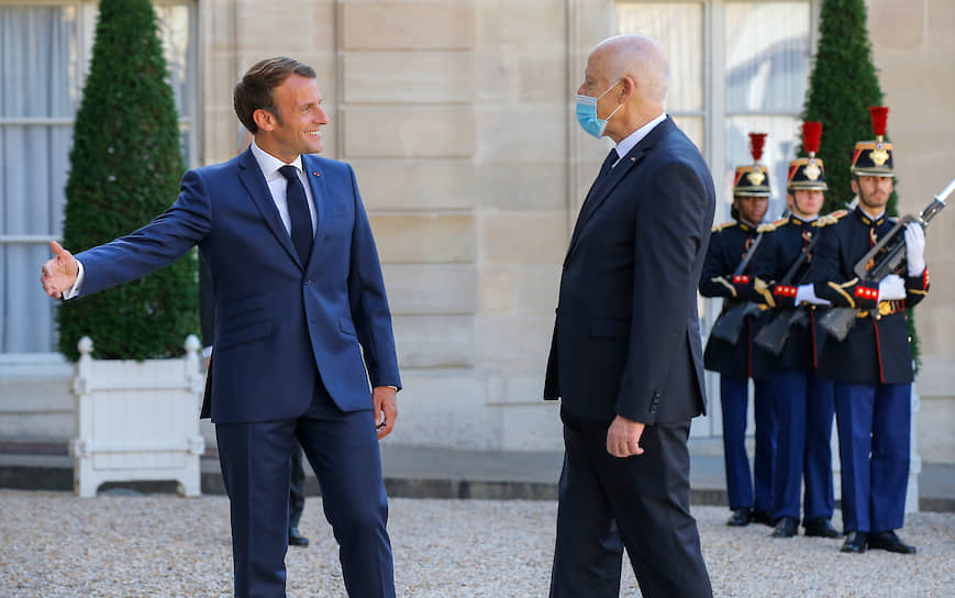 Президент Франции Эмманюэль Макрон (слева) и президент Туниса Кейс Саид