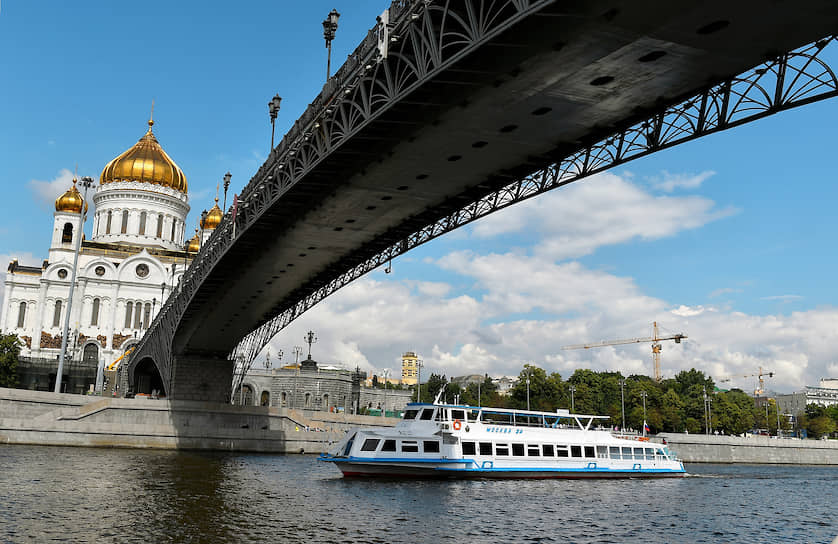 Колонна судов прошла мимо главных достопримечательностей Москвы — Кремля, храма Христа Спасителя, парка «Зарядье», Парка Горького и других