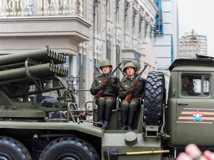 Военная техника на параде в Екатеринбурге