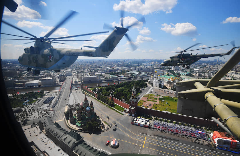 Вертолеты в небе над Красной площадью