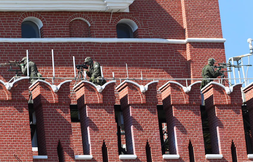 Снайперы на стенах Кремля во время парада