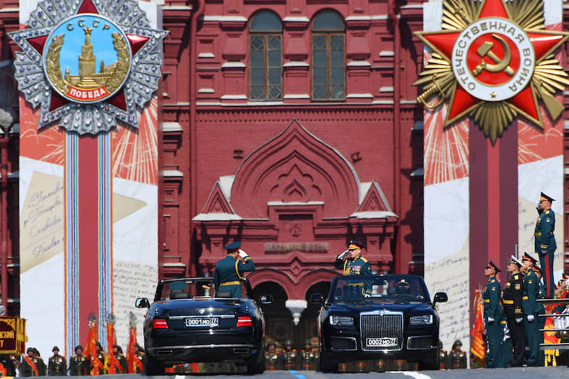 Министр обороны России Сергей Шойгу (слева) и главнокомандующий сухопутными войсками, командующий парадом Олег Салюков во время парада