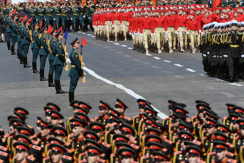 Колонны военнослужащих на Красной площади