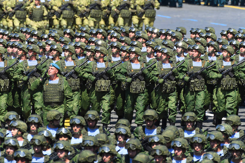 Проход пеших колонн военнослужащих по Красной площади