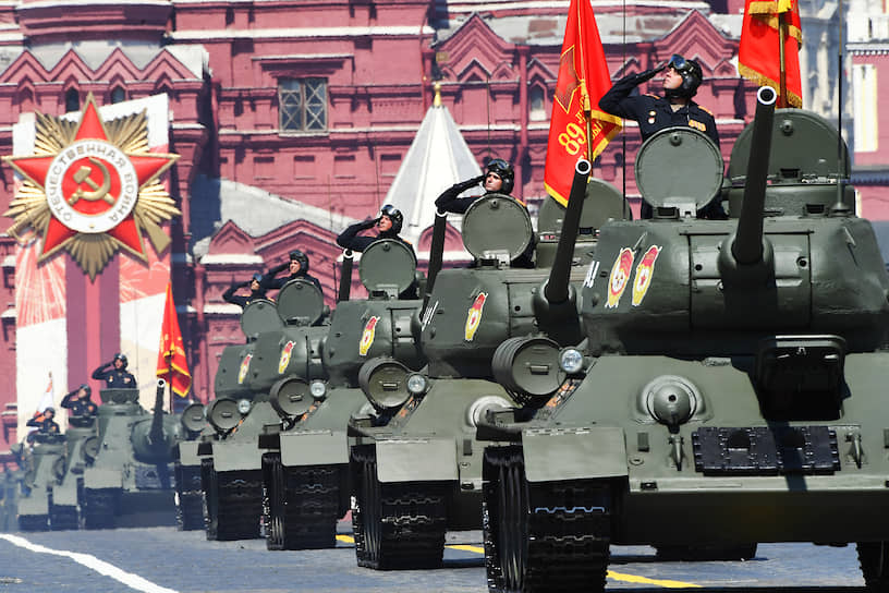 Колонна танков Т-34-85 на Красной площади