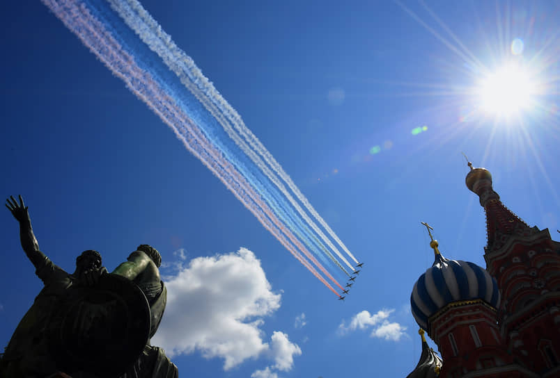 Самолеты окрасили небо над Москвой в цвета российского флага