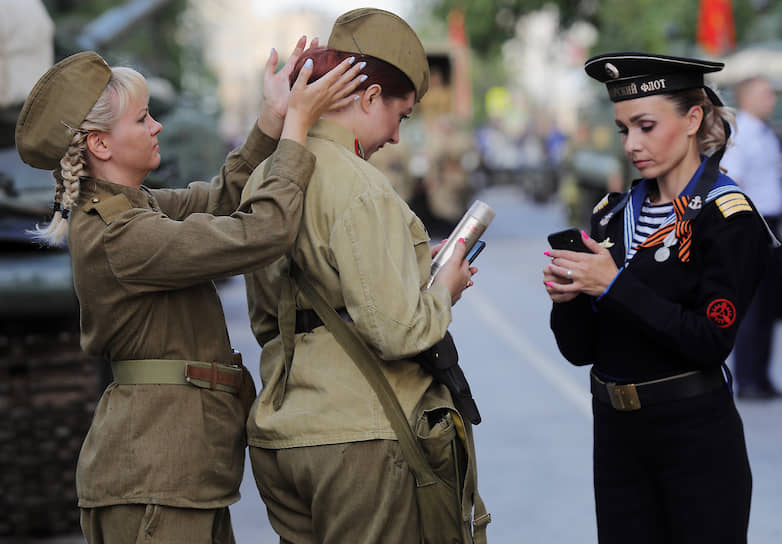 Проход на площадь Павших борцов в Волгограде был по пригласительным билетам. Зрителями стали ветераны, почетные граждане, социальные работники, врачи, передовики различных отраслей
