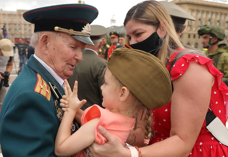 Поздравление ветерана на площади Павших борцов в Волгограде