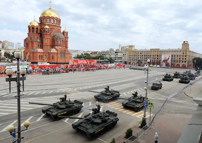 В Волгограде военный парад прошел на площади Павших борцов 