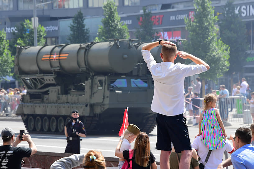 Проезд военной техники по улице Новый Арбат в Москве