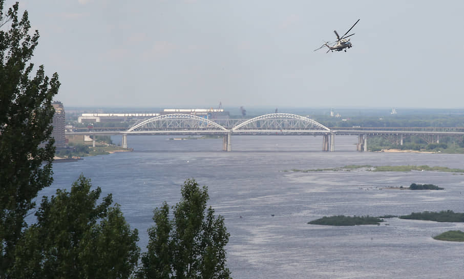 Вертолет во время парада в Нижнем Новгороде 