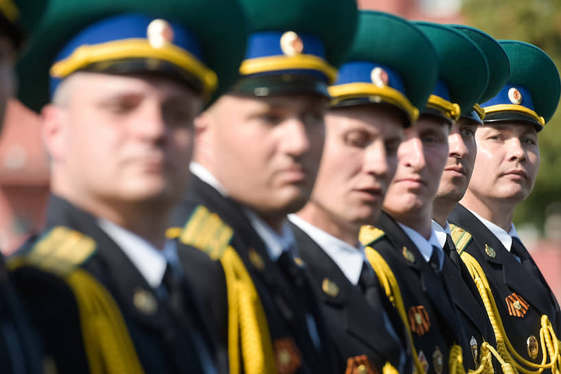 Военнослужащие парадных расчетов на площади имени Ленина в Новосибирске