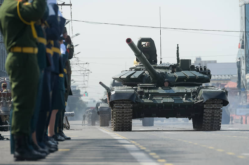 Танк Т-72Б3 на военном параде в Новосибирске