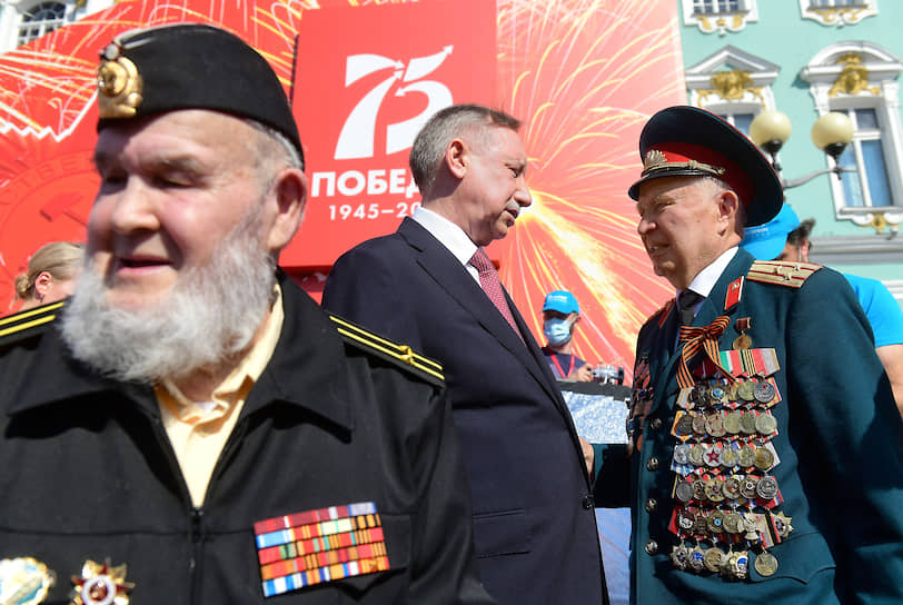 Губернатор Санкт-Петербург Александр Беглов (в центре) во время парада