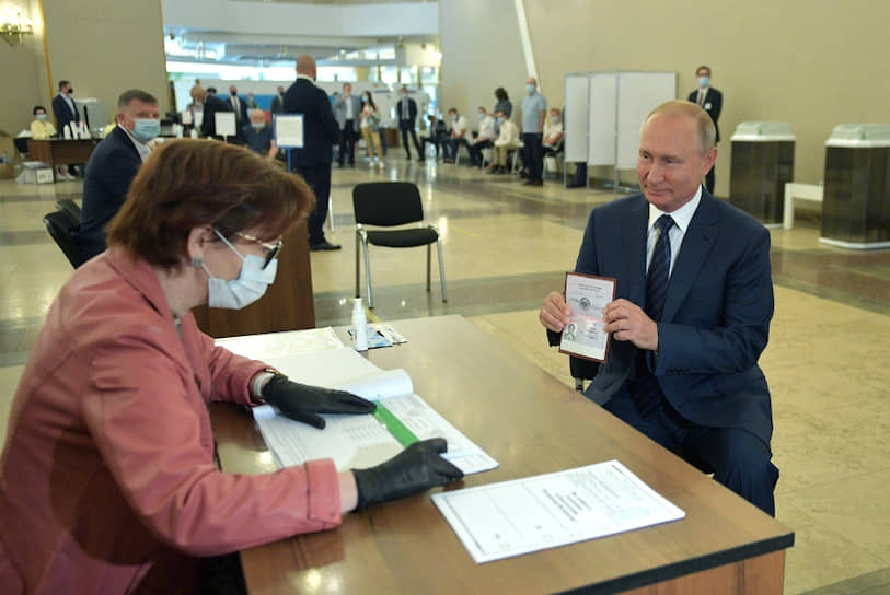 Президент РФ Владимир Путин во время голосования на избирательном участке №2151 в здании Российской академии наук