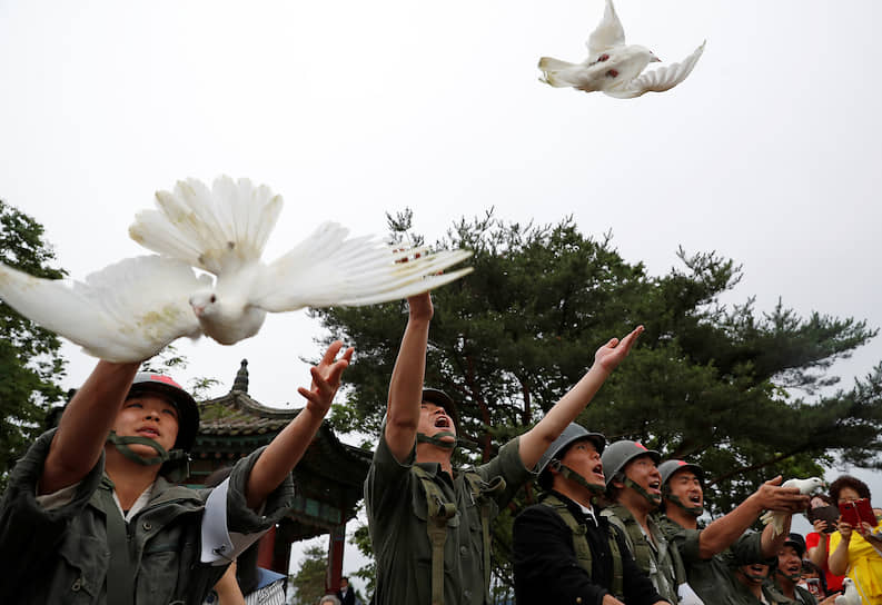Чхорвон, Южная Корея. Солдаты выпускают голубей во время церемонии, посвященной 70-летию Корейской войны