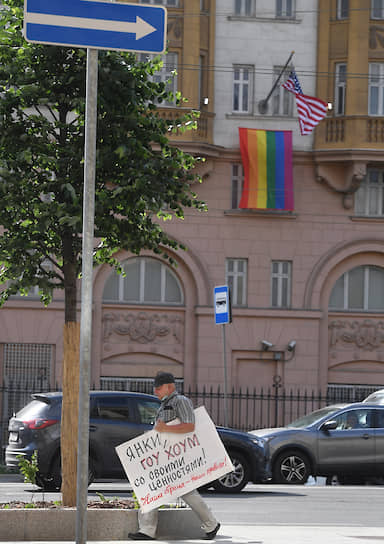 Москва, Россия. Радужный флаг на здании американского посольства, вывешенный в рамках мероприятия ЛГБТ-сообщества