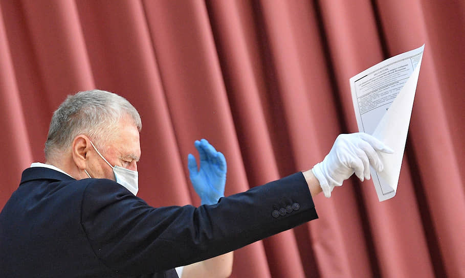 Лидер ЛДПР Владимир Жириновский во время голосования на избирательном участке