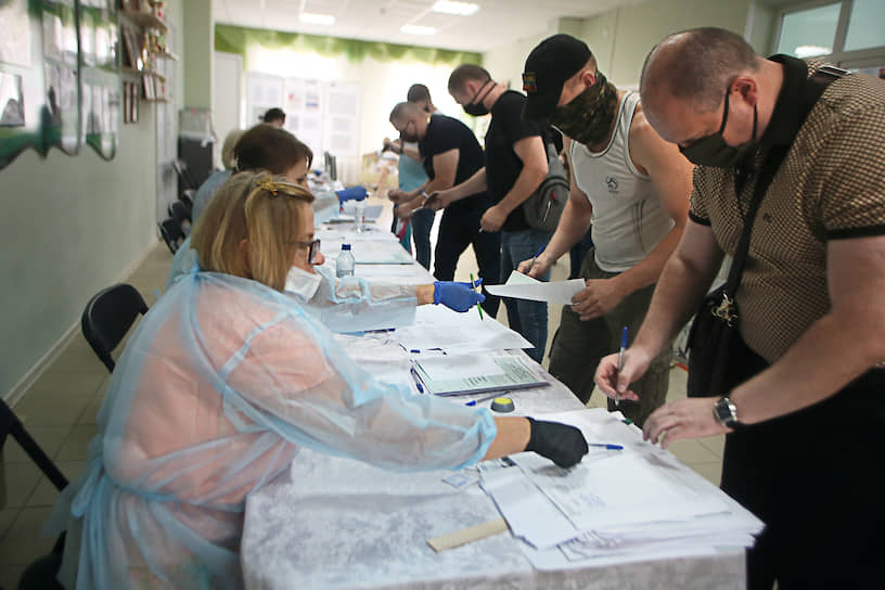 Жители Донецкой народной республики (ДНР), имеющие российские паспорта, во время голосования на избирательном участке в селе Куйбышево Ростовской области