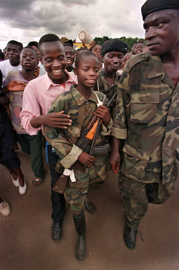 В обеих конголезских войнах участвовали дети-солдаты. Под командованием Лоран-Дезире Кабилы в момент его прихода к власти служили около 10 тыс. несовершеннолетних бойцов