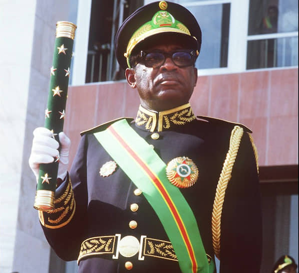 Мобуту Сесе Секо приносит присягу после избрания президентом страны на третий семилетний срок. Лента и знак на левой груди указывают, что их обладатель — Кавалер Большого креста Национального ордена Леопарда, высшей награды Конго-Заира