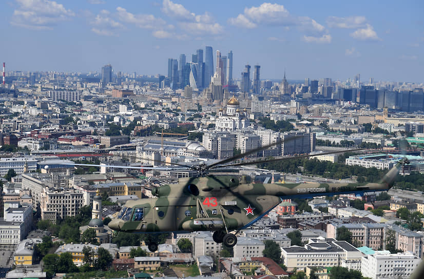 Москва. Вертолет в небе над городом во время парада