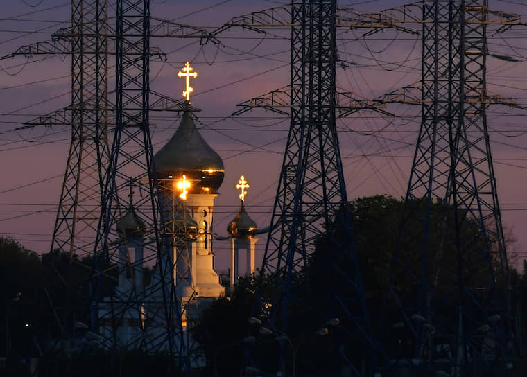 Москва. Церковь и ЛЭП в лучах заходящего солнца 
