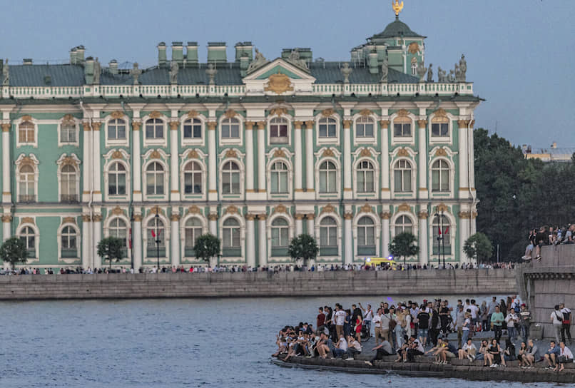 Водно-пиротехническая часть праздника прошла не в акватории Невы, а в Финском заливе, поэтому не все собравшиеся смогли ее увидеть