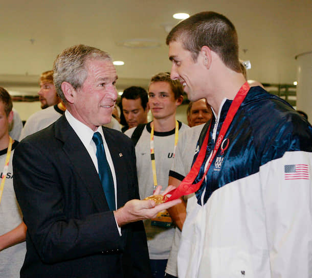 В 2008 году в Пекине Фелпс побил рекорд по количеству золотых медалей (8), выигранных на одной Олимпиаде
&lt;br> На фото: президент США Джордж Буш поздравляет Майкла Фелпса с победой 