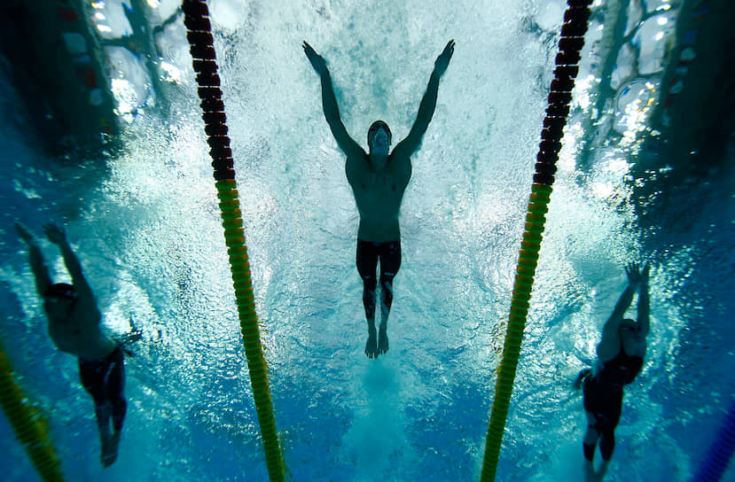 В 2000 году в возрасте 15 лет Фелпс впервые выступил на Олимпийских играх (в Сиднее), став самым молодым олимпийским пловцом из США за 68 лет. На Играх он занял пятое место в заплыве баттерфляем на 200 м