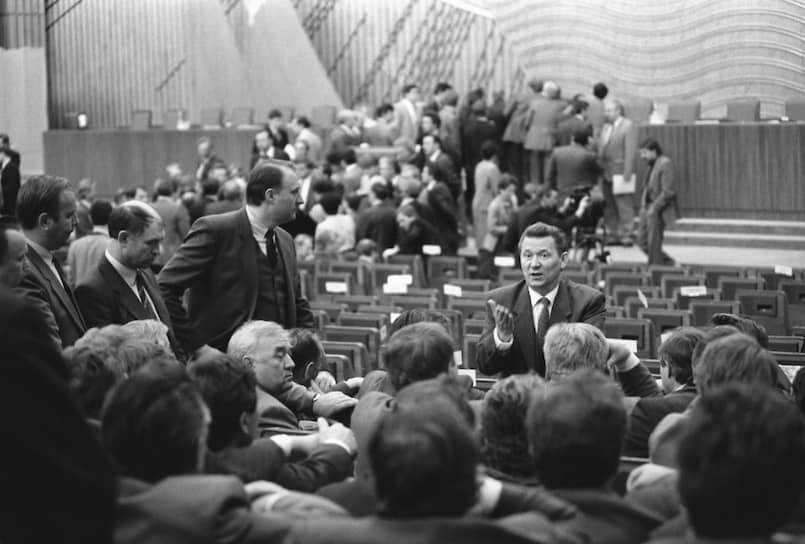В созванном на год раньше срока 28-м съезде КПСС принимали участие 4683 делегата, в партийных организациях тогда насчитывалось более 18 млн человек